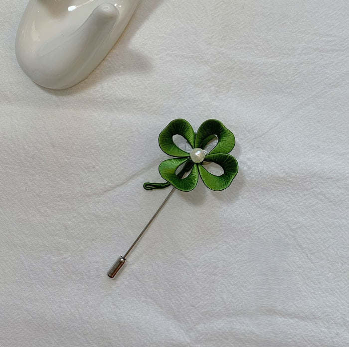 Handmade Chanhua four-leaf clover brooch in green thread with central pearl, elegant clover lapel pin