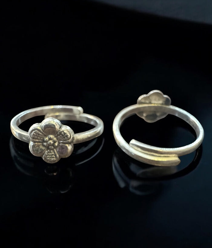 The Hoovu Silver Floral Nakshi Toe-Rings