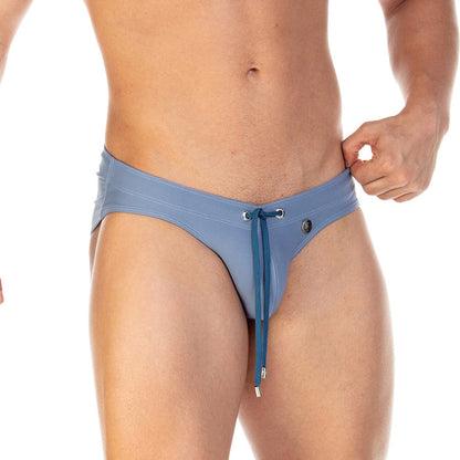 Traditional Blue Swim Brief en modelo de Gigo Underwear
